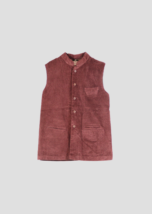 Gilet Hunting in velluto a coste marrone bruciato di IGI Ama, gilet da uomo con fodera verde. Realizzato in velluto a coste con fodera in cotone. Collo alla coreana. Prodotto in India. Lavare a secco, stirare a bassa temperatura, non candeggiare.
