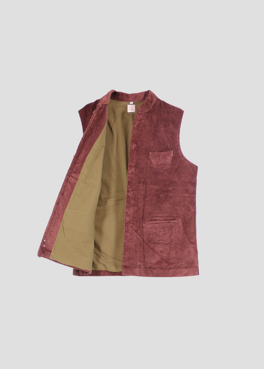Gilet Hunting in velluto a coste marrone bruciato di IGI Ama, gilet da uomo con fodera verde. Realizzato in velluto a coste con fodera in cotone. Collo alla coreana. Prodotto in India. Lavare a secco, stirare a bassa temperatura, non candeggiare.