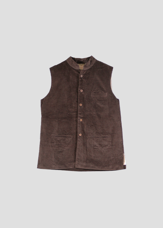 Gilet Hunting in velluto a coste cioccolato di IGI Ama, gilet da uomo in velluto con fodera verde. Realizzato in velluto a coste con fodera in cotone. Collo alla coreana. Prodotto in India. Lavare a secco, stirare a bassa temperatura, non candeggiare.