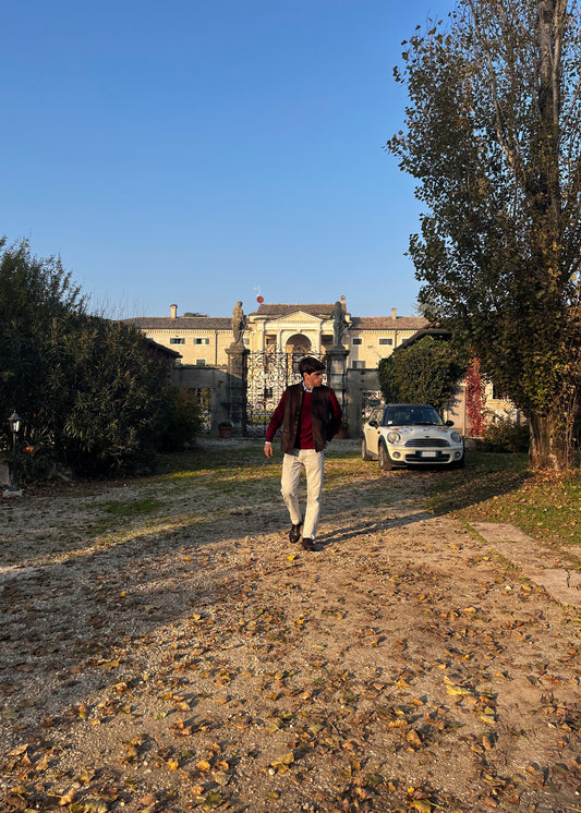 Gilet Hunting in velluto a coste cioccolato di IGI Ama, gilet da uomo in velluto con fodera verde. Realizzato in velluto a coste con fodera in cotone. Collo alla coreana. Prodotto in India. Lavare a secco, stirare a bassa temperatura, non candeggiare.