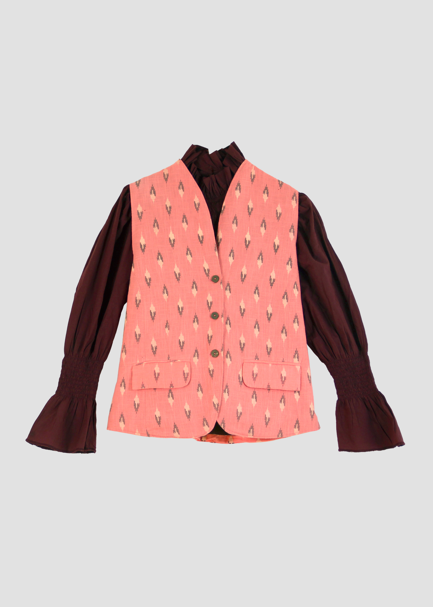 Gilet Madeleine in Pink Linen, salmon pink vest with diamond pattern, half light pink and half brown. Made in linen with ikat patterns and corduroy inside. Elegant and refined style, made in India. Machine washable at 30°C, iron at low heat.