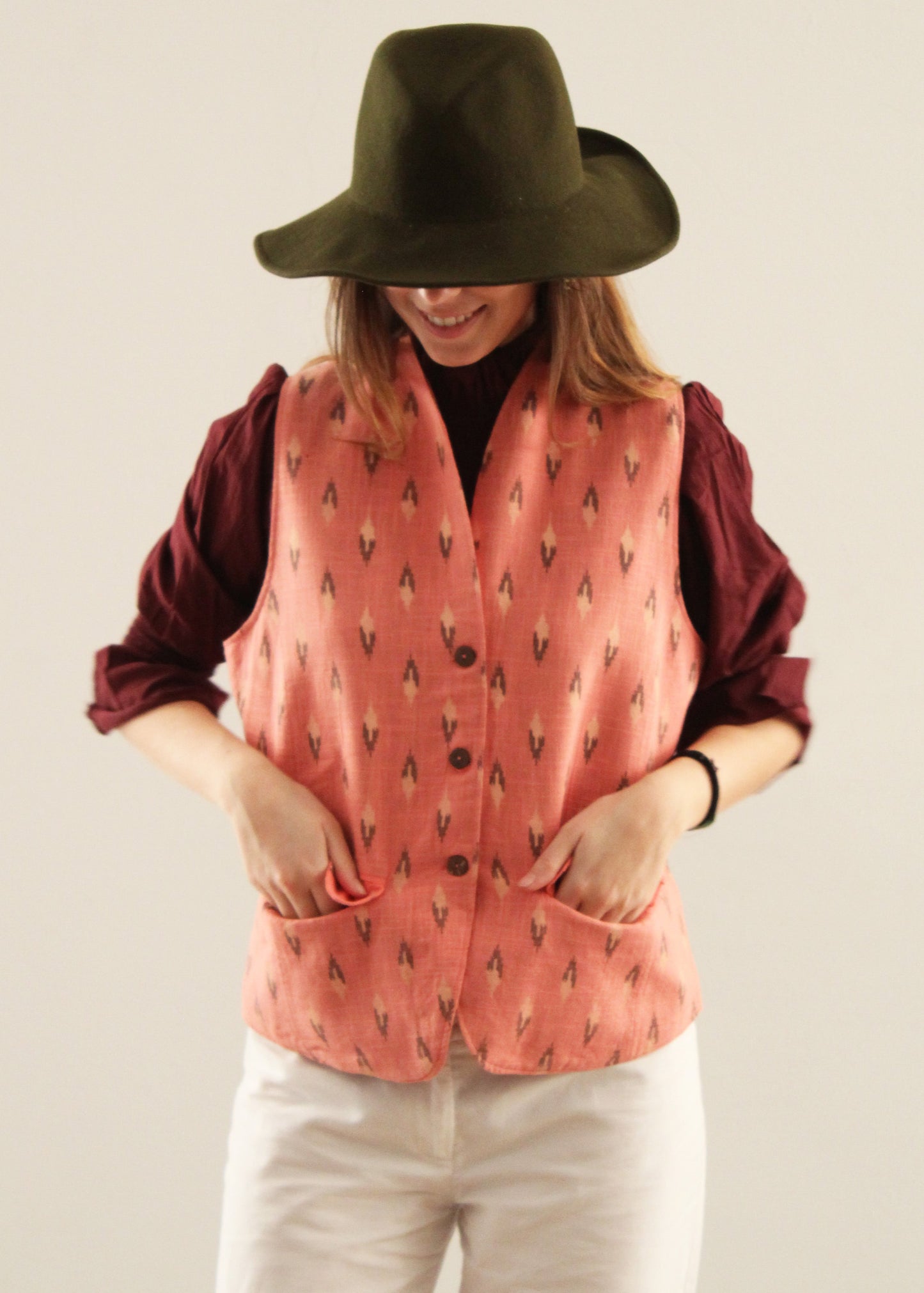 Gilet Madeleine in Pink Linen, salmon pink vest with diamond pattern, half light pink and half brown. Made in linen with ikat patterns and corduroy inside. Elegant and refined style, made in India. Machine washable at 30°C, iron at low heat.