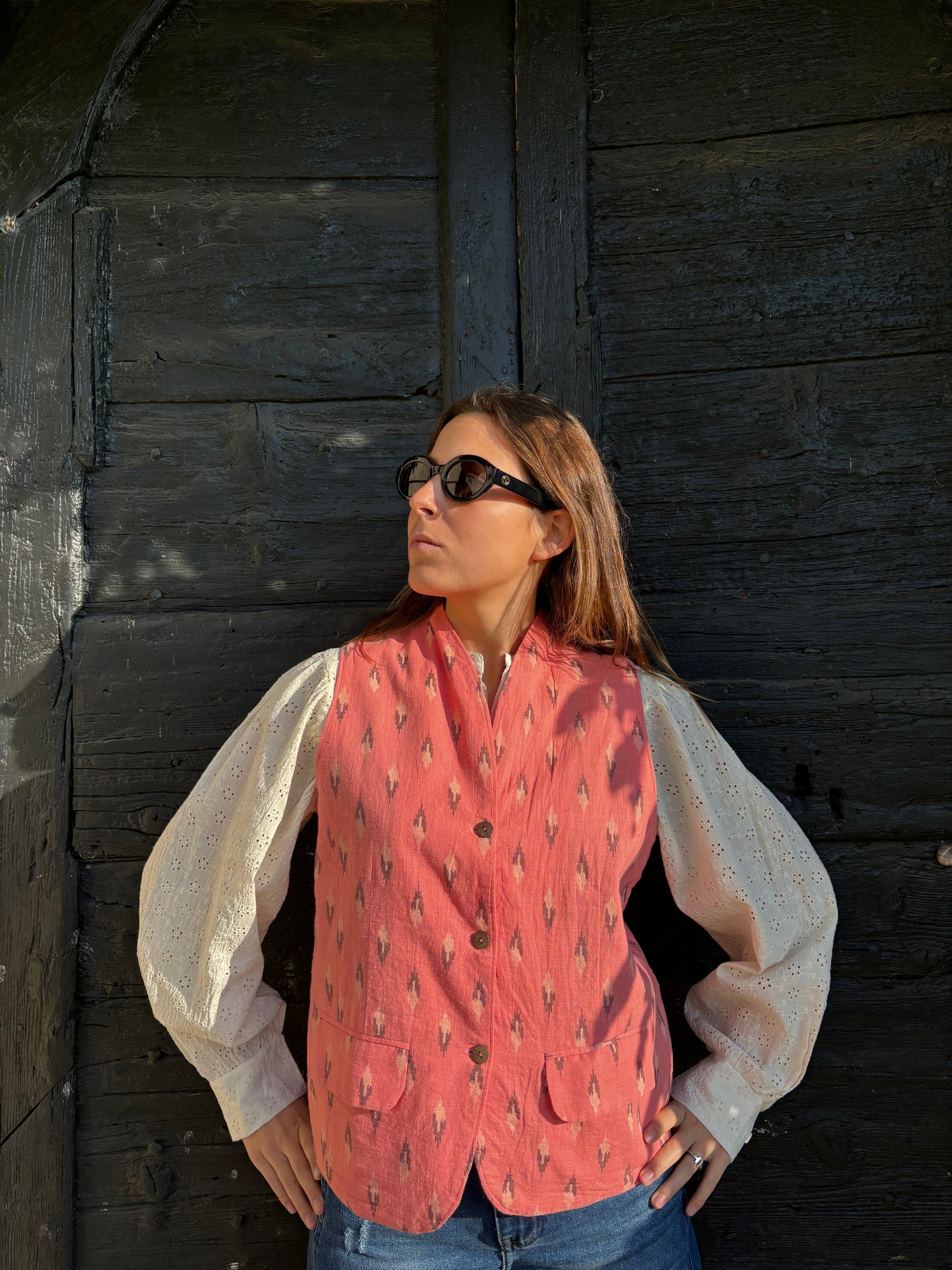 Gilet Madeleine in Pink Linen, salmon pink vest with diamond pattern, half light pink and half brown. Made in linen with ikat patterns and corduroy inside. Elegant and refined style, made in India. Machine washable at 30°C, iron at low heat.