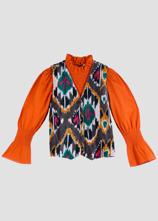 Gilet Polo in velluto nero di IGI Ama, smanicato in velluto con motivo colorato all'esterno. Realizzato in India con fodera in cotone 100% a fantasia. Taglia unica (torace 50 cm per lato, lunghezza 60 cm, giromanica 26 cm). Stile elegante con un tocco boho chic. Lavare a secco, stirare a bassa temperatura, non candeggiare.