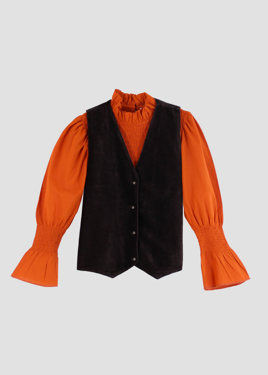 Gilet Polo in velluto nero di IGI Ama, smanicato in velluto con fodera in cotone 100% a fantasia arancione, bianca e verde. Realizzato in India, taglia unica (torace 50 cm per lato, lunghezza 60 cm, giromanica 26 cm). Stile elegante con un tocco boho chic. Lavare a secco, stirare a bassa temperatura, non candeggiare.