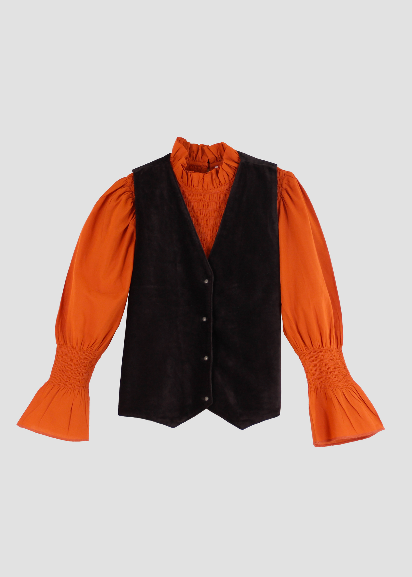 Gilet Polo in Black Velvet, black velvet vest with orange, white, and green patterned lining. Made in India with 100% cotton patterned lining. One size (chest 50 cm per side, length 60 cm, armpit 26 cm). Elegant style with a boho chic touch. Dry clean only, iron on low heat, do not bleach.