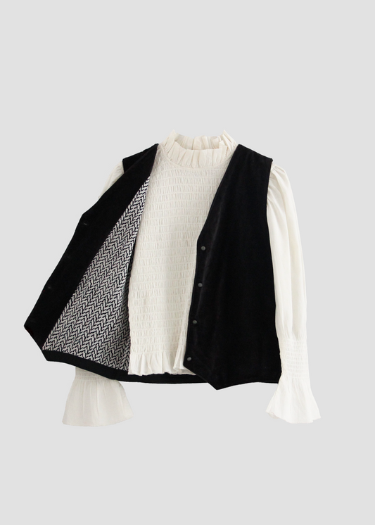 Gilet Polo in velluto nero di IGI AMA, gilet in velluto nero con fodera a fantasia zebra. Realizzato in India con fodera a fantasia 100% cotone. Taglia unica (torace 50 cm per lato, lunghezza 60 cm, ascella 26 cm). Stile elegante con un tocco boho chic. Solo lavaggio a secco, stirare a bassa temperatura, non candeggiare.