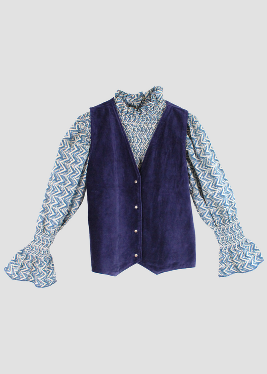 Gilet Polo in Blue Velvet di IGI AMA, gilet in velluto blu con fodera a fantasia floreale verde e blu. Realizzato in India con fodera a fantasia in 100% cotone. Taglia unica (torace 50 cm per lato, lunghezza 60 cm, ascella 26 cm). Stile elegante con un tocco boho chic. Solo lavaggio a secco, stiratura a bassa temperatura, non candeggiare.