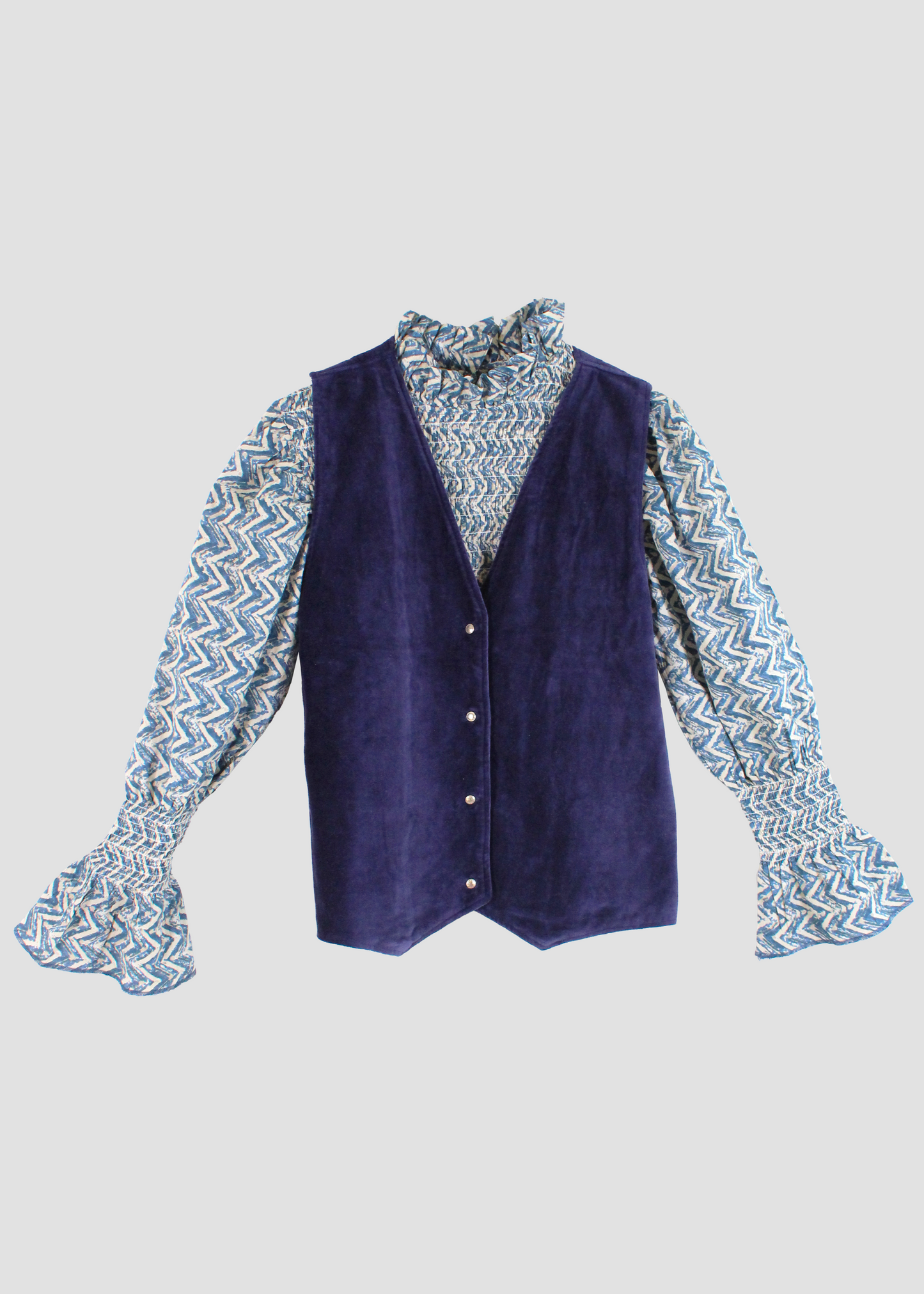 Gilet Polo in Blue Velvet, blue velvet vest with green and blue floral patterned lining. Made in India with 100% cotton patterned lining. One size (chest 50 cm per side, length 60 cm, armpit 26 cm). Elegant style with a boho chic touch. Dry clean only, iron at low heat, do not bleach.