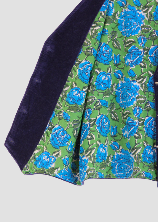 Gilet Polo in Blue Velvet di IGI AMA, gilet in velluto blu con fodera a fantasia floreale verde e blu. Realizzato in India con fodera a fantasia in 100% cotone. Taglia unica (torace 50 cm per lato, lunghezza 60 cm, ascella 26 cm). Stile elegante con un tocco boho chic. Solo lavaggio a secco, stiratura a bassa temperatura, non candeggiare.