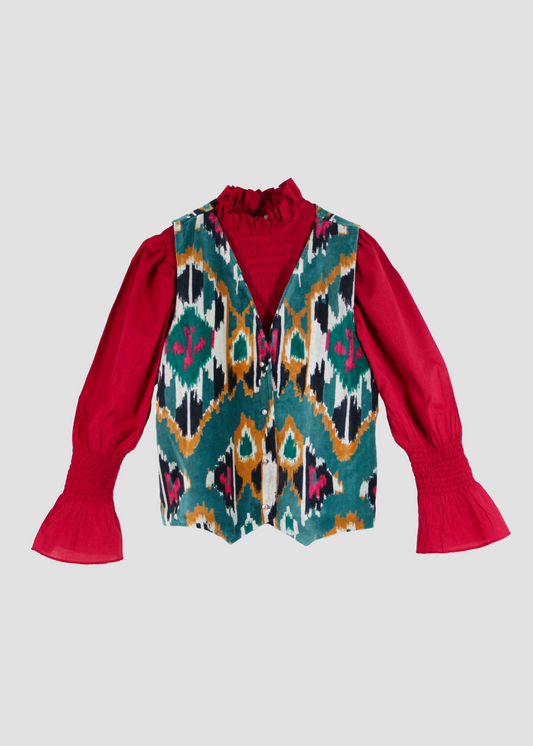 Gilet Polo in velluto blu di IGI Ama, smanicato in velluto con fodera fantasia colorata in cotone 100%. Realizzato in India. Taglia unica (torace 50 cm per lato, lunghezza 60 cm, giromanica 26 cm). Stile elegante con un tocco boho chic. Lavare a secco, stirare a bassa temperatura, non candeggiare.