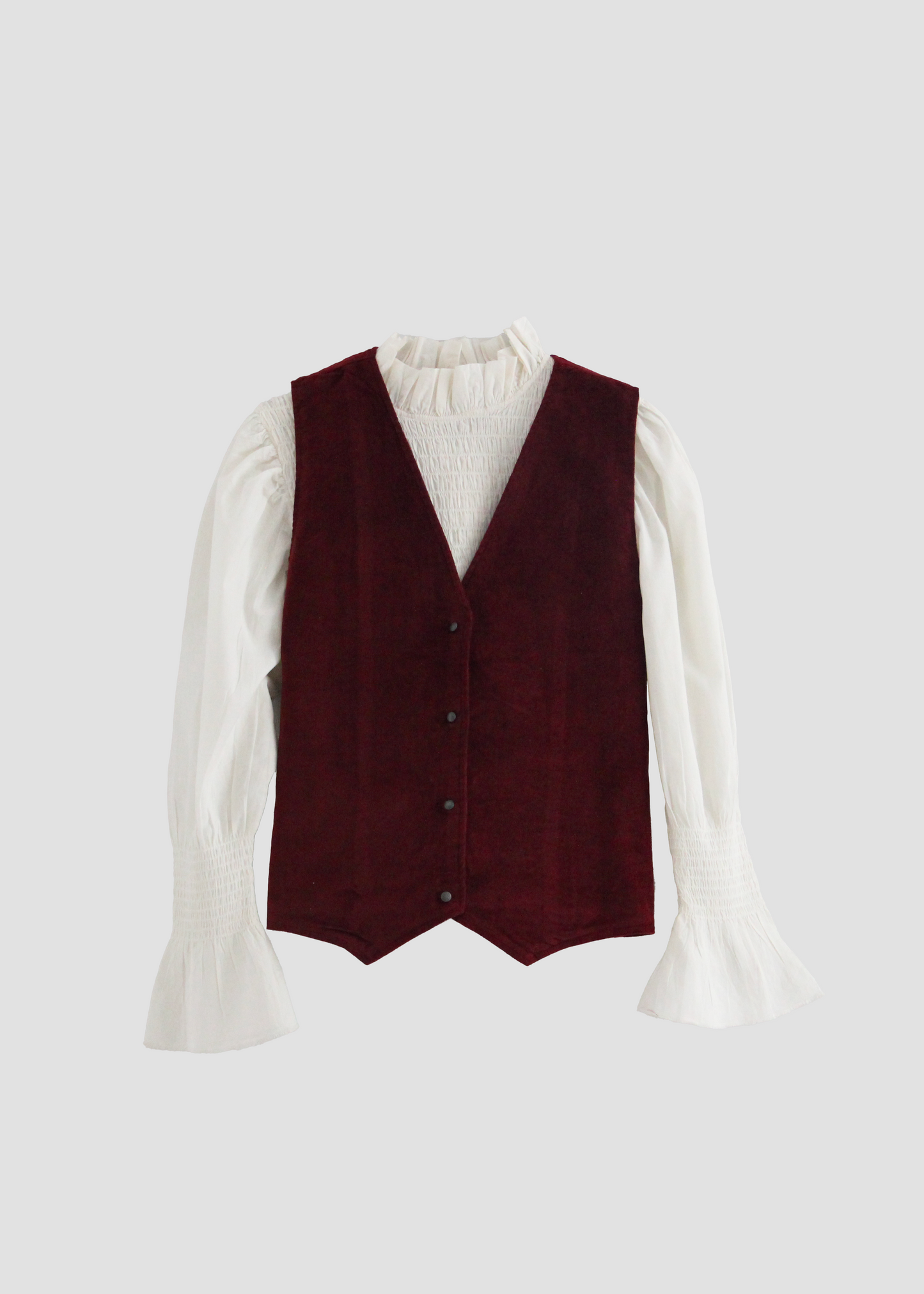 Gilet Polo in Bordeaux Velvet di IGI AMA, gilet in velluto bordeaux con fodera a fantasia floreale rosa e grigia. Realizzato in India con fodera a fantasia in 100% cotone. Taglia unica (torace 50 cm per lato, lunghezza 60 cm, ascella 26 cm). Stile elegante con un tocco boho chic. Solo lavaggio a secco, stirare a bassa temperatura, non candeggiare.