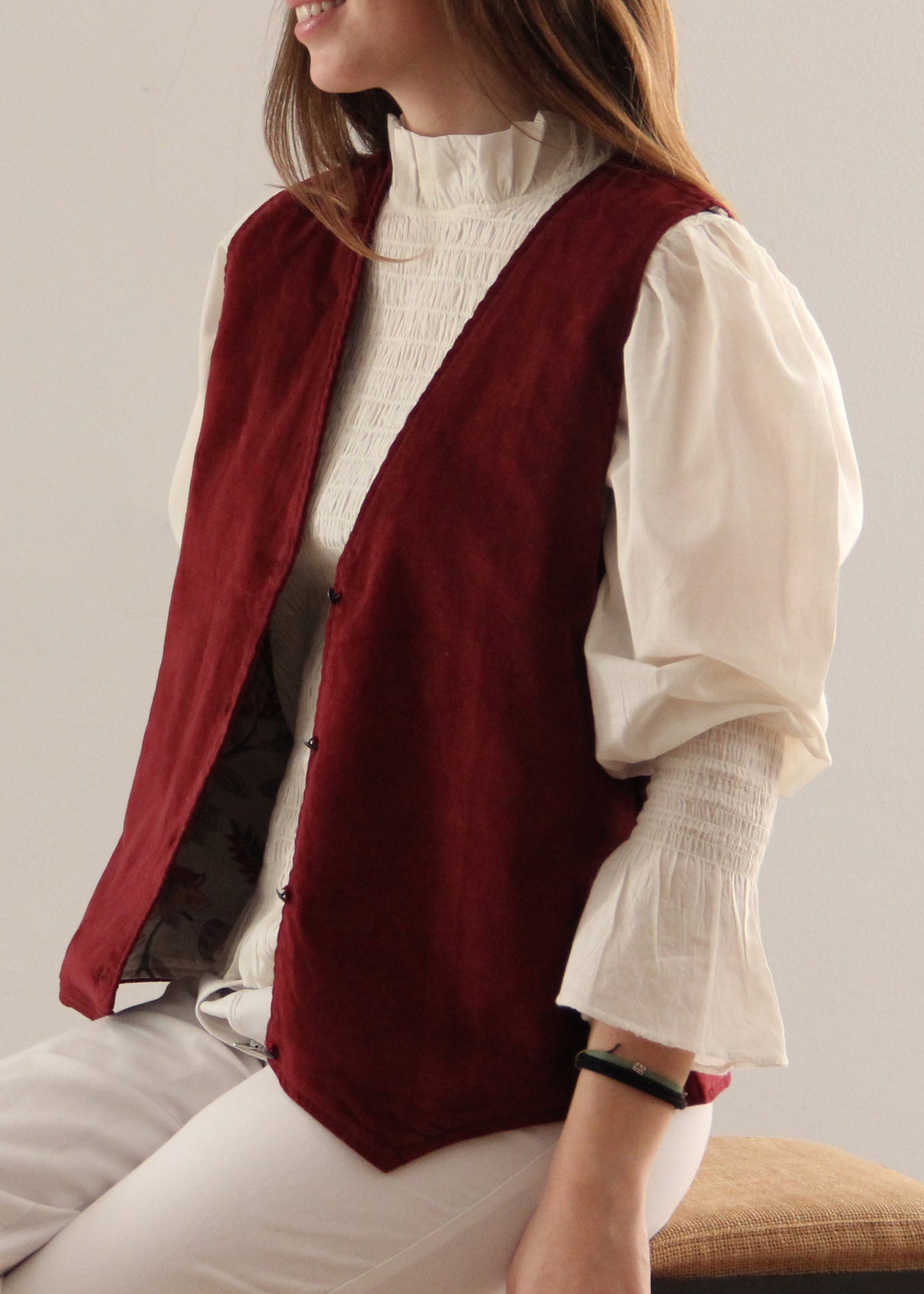 Gilet Polo in Bordeaux Velvet di IGI AMA, gilet in velluto bordeaux con fodera a fantasia floreale rosa e grigia. Realizzato in India con fodera a fantasia in 100% cotone. Taglia unica (torace 50 cm per lato, lunghezza 60 cm, ascella 26 cm). Stile elegante con un tocco boho chic. Solo lavaggio a secco, stirare a bassa temperatura, non candeggiare.