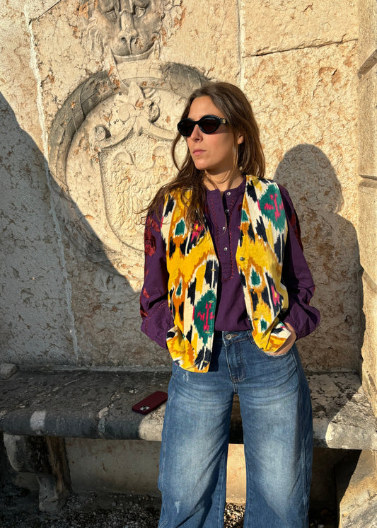 Gilet Polo in velluto giallo di IGI Ama, smanicato in velluto con fodera fantasia colorata in cotone 100%. Realizzato in India. Taglia unica (torace 50 cm per lato, lunghezza 60 cm, giromanica 26 cm). Stile elegante con un tocco boho chic. Lavare a secco, stirare a bassa temperatura, non candeggiare.