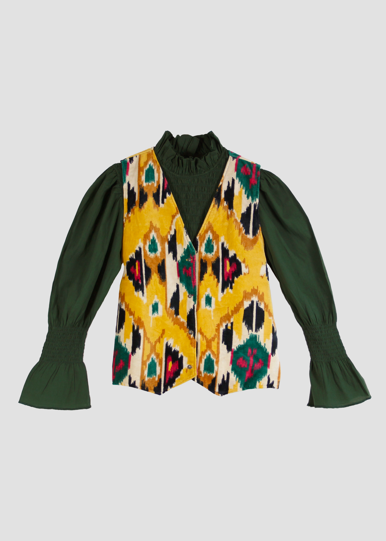 Gilet Polo in velluto giallo di IGI Ama, smanicato in velluto con fodera fantasia colorata in cotone 100%. Realizzato in India. Taglia unica (torace 50 cm per lato, lunghezza 60 cm, giromanica 26 cm). Stile elegante con un tocco boho chic. Lavare a secco, stirare a bassa temperatura, non candeggiare.