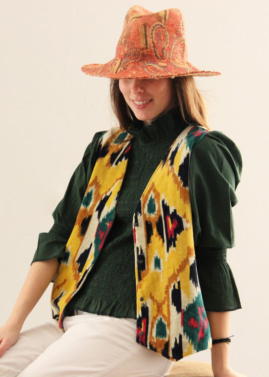 Gilet Polo in velluto giallo di IGI Ama, smanicato in velluto con fodera fantasia colorata in cotone 100%. Realizzato in India. Taglia unica (torace 50 cm per lato, lunghezza 60 cm, giromanica 26 cm). Stile elegante con un tocco boho chic. Lavare a secco, stirare a bassa temperatura, non candeggiare.