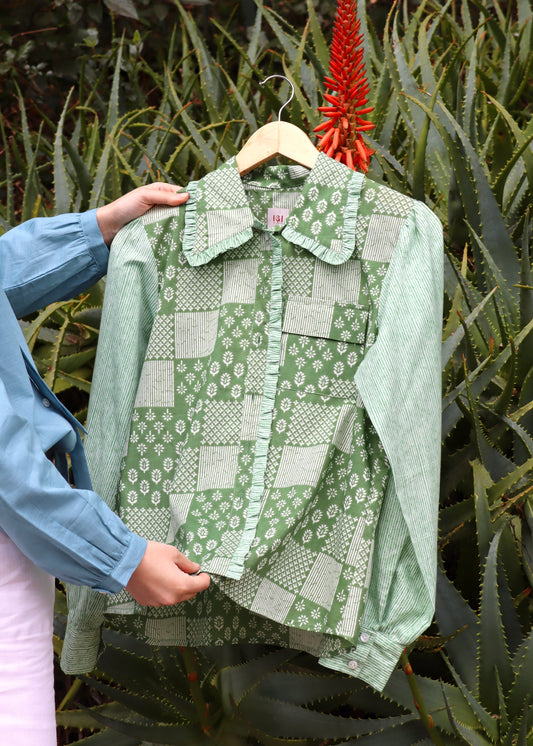 Camicia Hidi blouse Igiama a fantasia verde in 100% cotone, maniche lunghe con taschino, taglia unica S-L, prodotta in India.