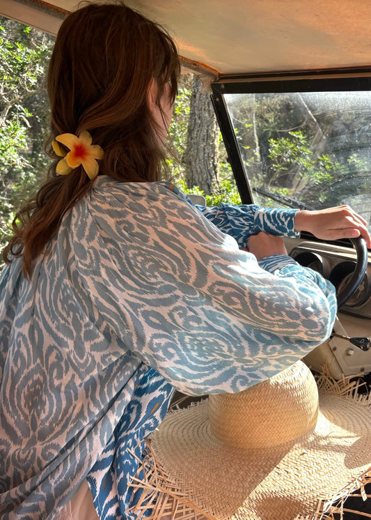 Camicia Loto leggera da donna in viscosa e cotone con fantasia Ikat o tinta unita, maniche a sbuffo e bottoni in madreperla – vestibilità morbida, prodotta artigianalmente in India.