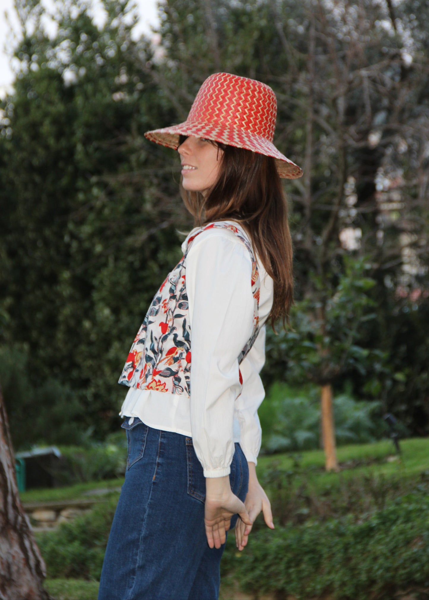 Ibiza Flower Top, loose tank top with a red and blue/green floral pattern, front hook closure. Made in India from 100% patterned cotton, one size fits S. Boho chic style with a reinterpretation of ethnic influences. Machine washable at 30°C, low-heat ironing.