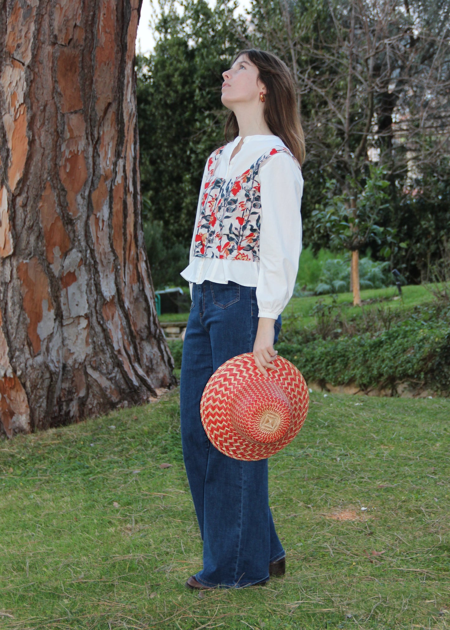 Ibiza Flower Top, loose tank top with a red and blue/green floral pattern, front hook closure. Made in India from 100% patterned cotton, one size fits S. Boho chic style with a reinterpretation of ethnic influences. Machine washable at 30°C, low-heat ironing.