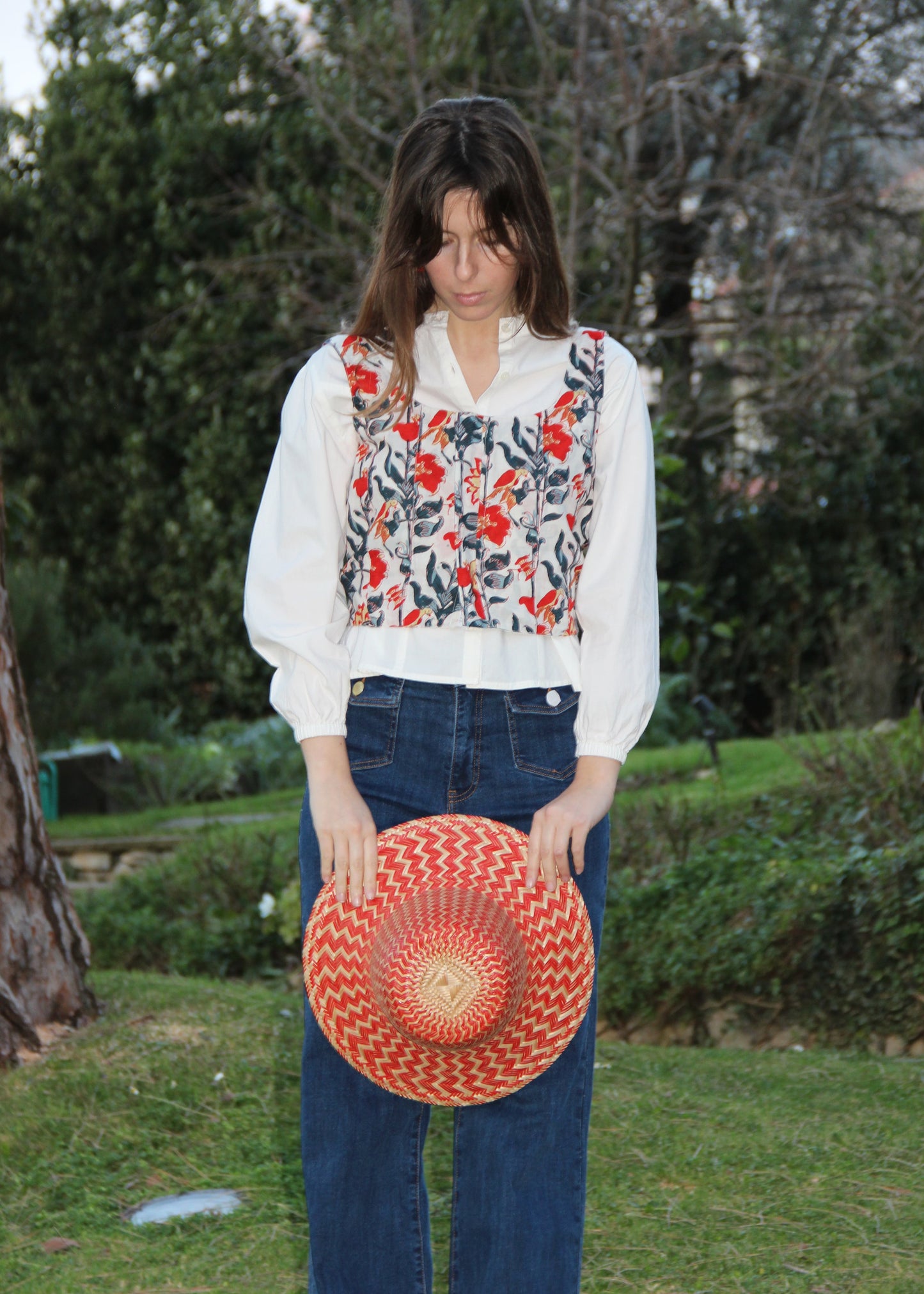 Ibiza Flower Top, loose tank top with a red and blue/green floral pattern, front hook closure. Made in India from 100% patterned cotton, one size fits S. Boho chic style with a reinterpretation of ethnic influences. Machine washable at 30°C, low-heat ironing.