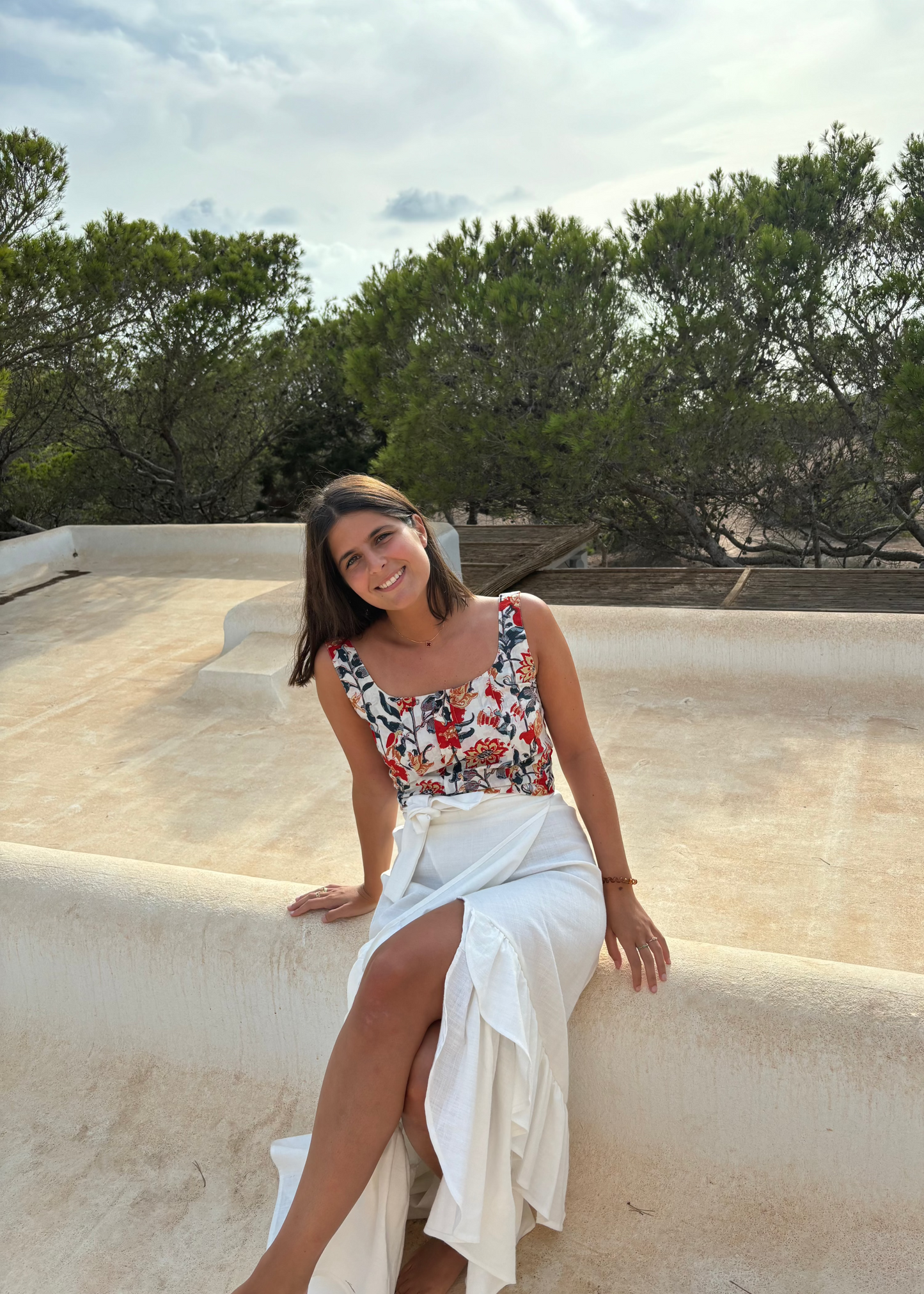 Ibiza Flower Top, loose tank top with a red and blue/green floral pattern, front hook closure. Made in India from 100% patterned cotton, one size fits S. Boho chic style with a reinterpretation of ethnic influences. Machine washable at 30°C, low-heat ironing.