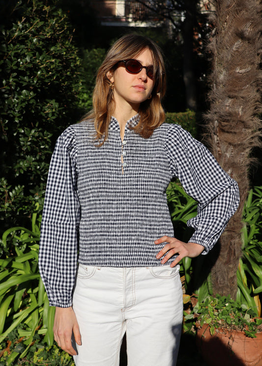 IGI AMA Kerala Shirt – Camicetta in 100% cotone disponibile a quadretti blu o a righe azzurro e rosso, con maniche lunghe leggermente a sbuffo, busto abbottonato e dettaglio elasticizzato. Parte della nuova collezione autunno/inverno, taglia unica. Prodotta in India, lavabile a 30°C e stirabile a bassa temperatura.