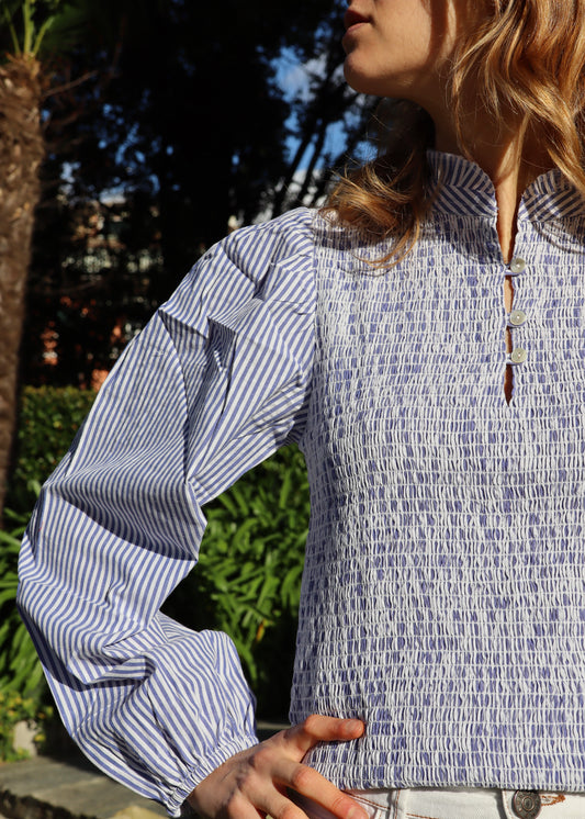 IGI AMA Kerala Shirt – Camicetta in 100% cotone disponibile a quadretti blu o a righe azzurro e rosso, con maniche lunghe leggermente a sbuffo, busto abbottonato e dettaglio elasticizzato. Parte della nuova collezione autunno/inverno, taglia unica. Prodotta in India, lavabile a 30°C e stirabile a bassa temperatura.