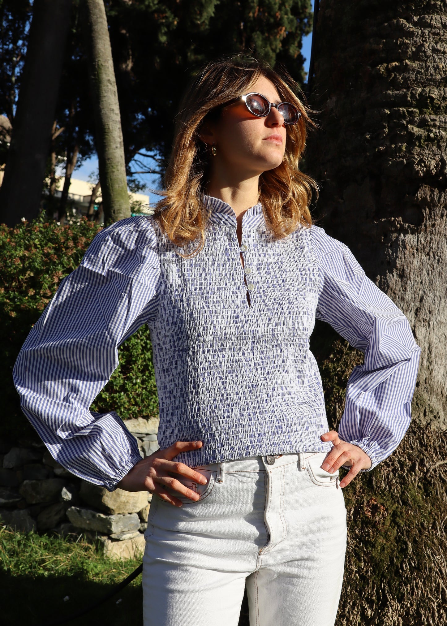 IGI AMA Kerala Shirt – Camicetta in 100% cotone disponibile a quadretti blu o a righe azzurro e rosso, con maniche lunghe leggermente a sbuffo, busto abbottonato e dettaglio elasticizzato. Parte della nuova collezione autunno/inverno, taglia unica. Prodotta in India, lavabile a 30°C e stirabile a bassa temperatura.