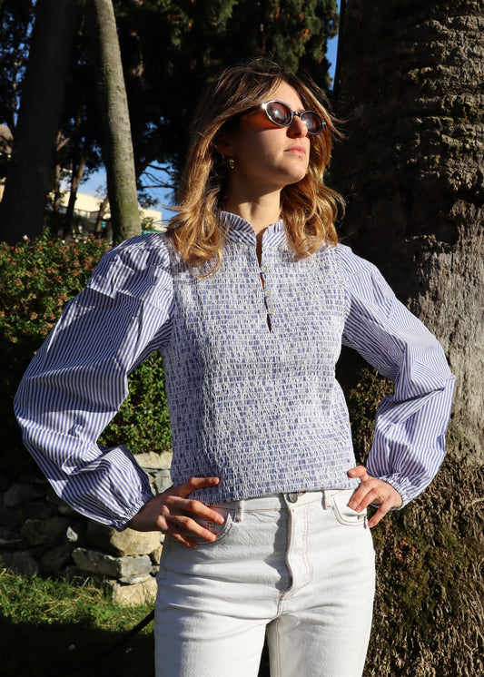 IGI AMA Kerala Shirt – Camicetta in 100% cotone disponibile a quadretti blu o a righe azzurro e rosso, con maniche lunghe leggermente a sbuffo, busto abbottonato e dettaglio elasticizzato. Parte della nuova collezione autunno/inverno, taglia unica. Prodotta in India, lavabile a 30°C e stirabile a bassa temperatura.