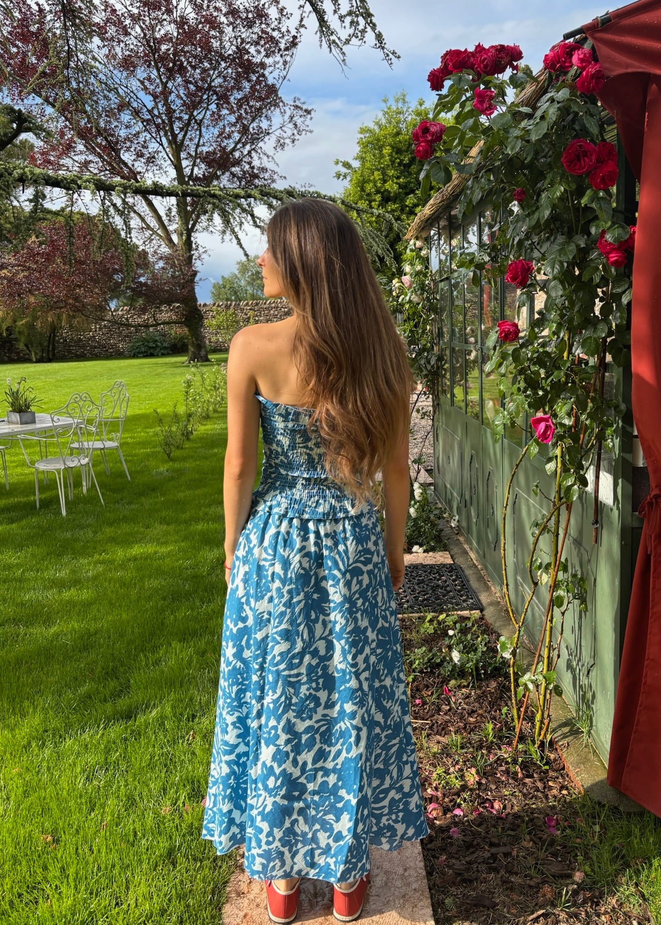 Top donna Lady Stretch Top blue flower in 100% cotone con fantasia floreale blu ed effetto elasticizzato, stile boho chic estivo, taglia unica.
