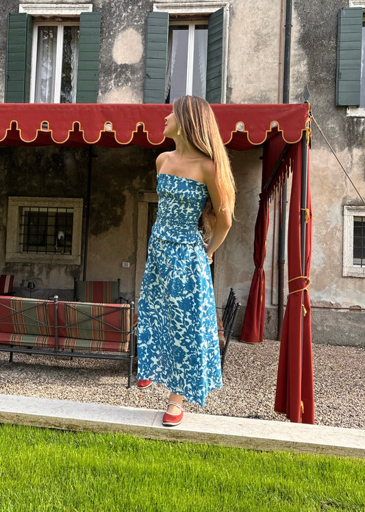 Top donna Lady Stretch Top blue flower in 100% cotone con fantasia floreale blu ed effetto elasticizzato, stile boho chic estivo, taglia unica.
