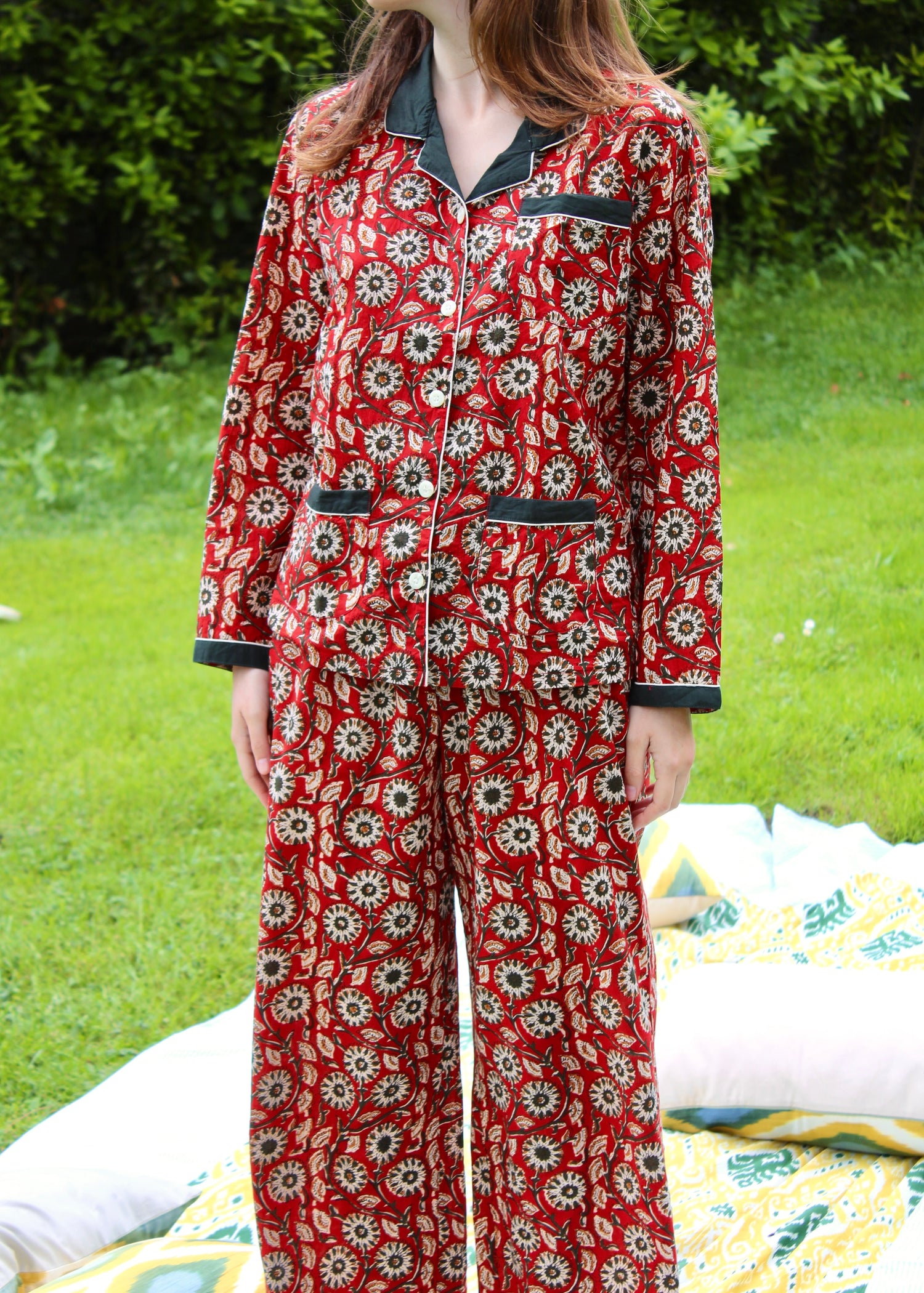 Long P-igiAma di IGI AMA, pigiama in 100% cotone con fantasia rosso a fiori, dettagli a contrasto sui bordi, composto da camicia e pantaloni elasticizzati, taglia unica, pensato per offrire comfort e stile anche nei momenti di relax.