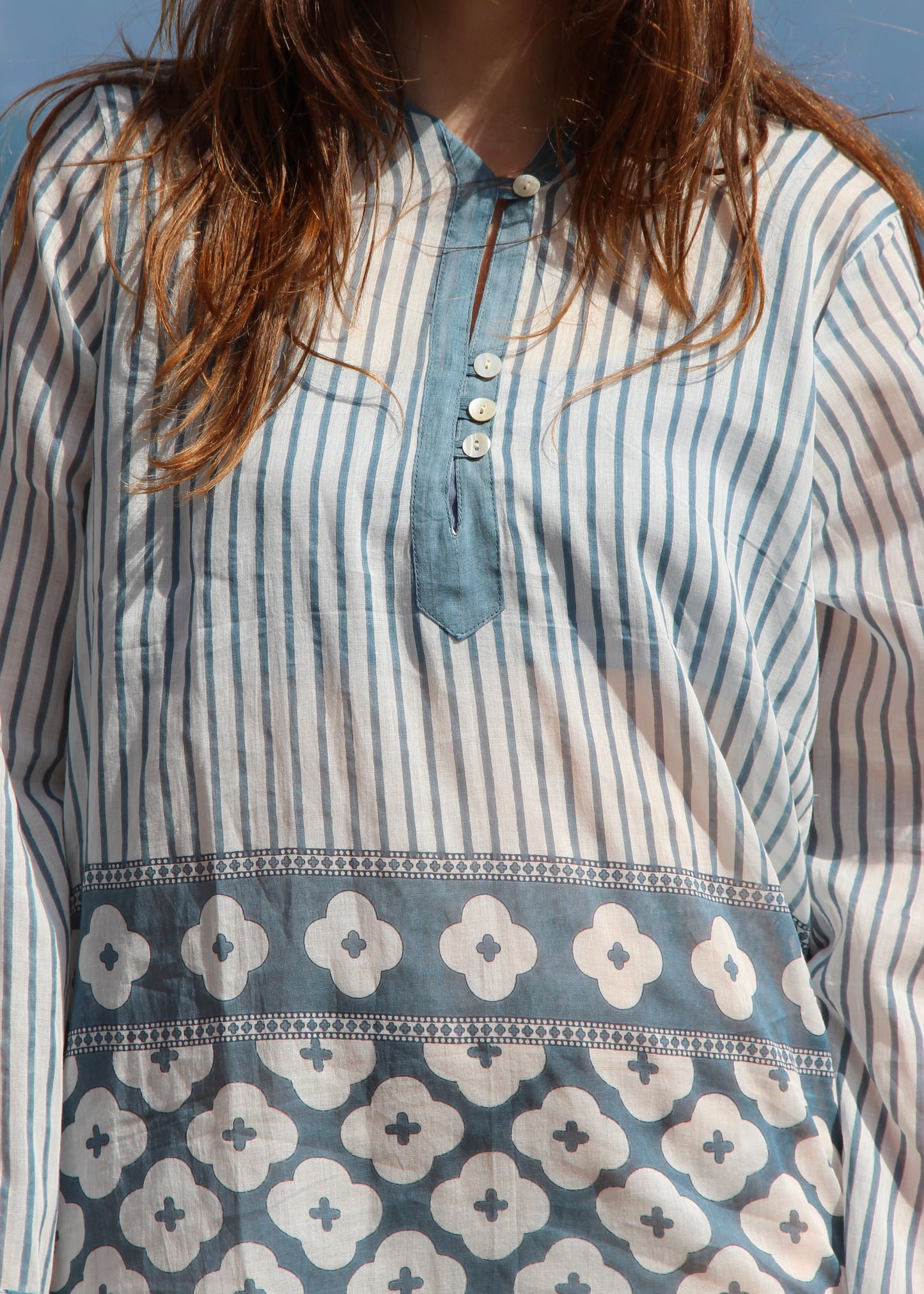 Copricostume donna Margherita Beach Dress blue in 100% voile con fantasia a righe blu e design corto leggero, stile boho chic ideale per il mare, taglia unica.