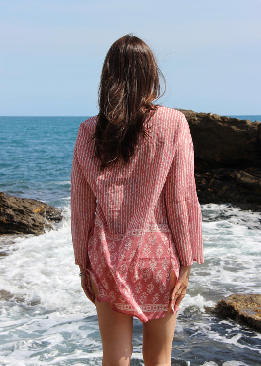 Copricostume donna Margherita Beach Dress bordeaux in 100% voile con fantasia a righe bordeaux e design corto leggero, stile boho chic ideale per il mare, taglia unica.
