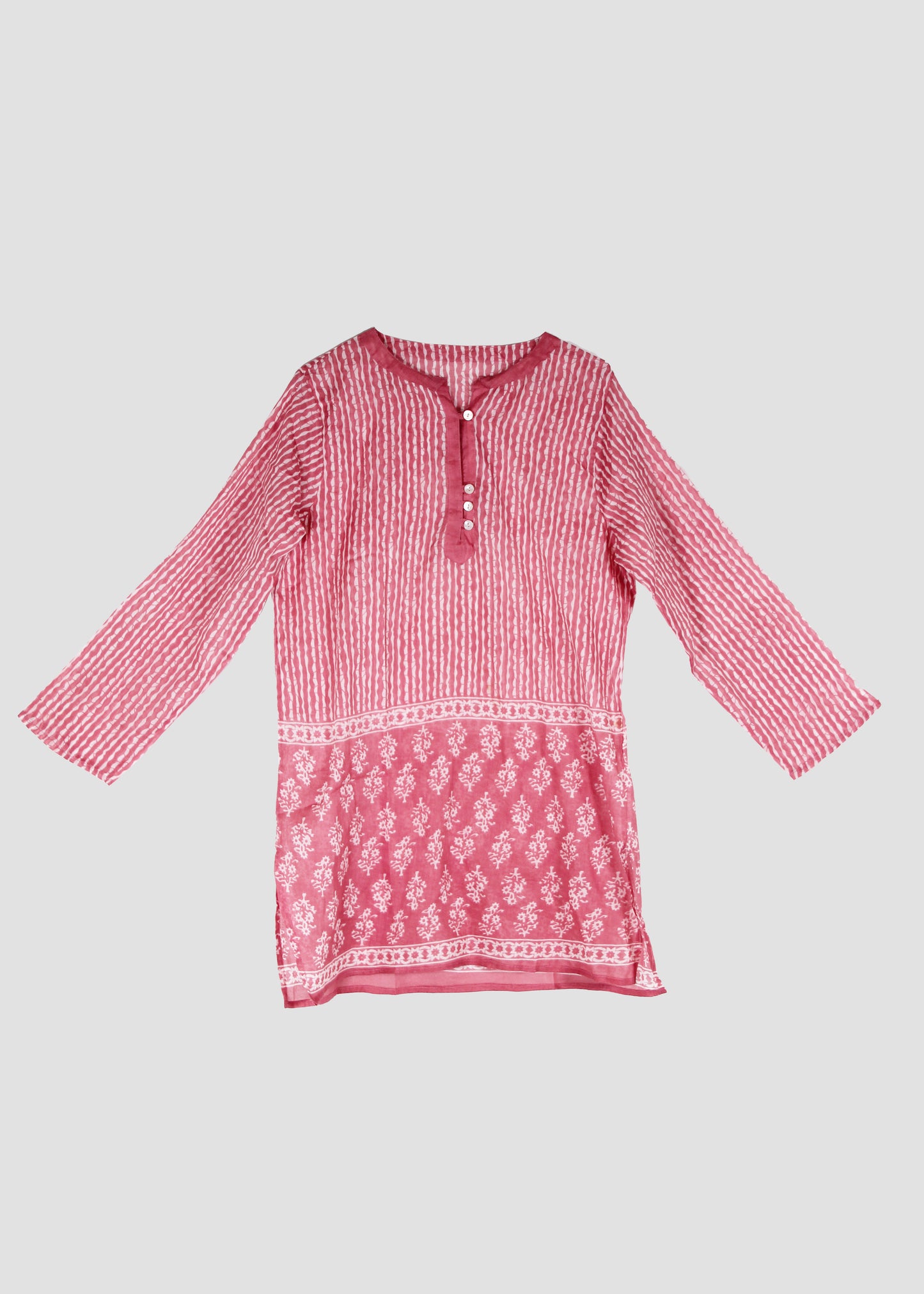 Copricostume donna Margherita Beach Dress bordeaux in 100% voile con fantasia a righe bordeaux e design corto leggero, stile boho chic ideale per il mare, taglia unica.
