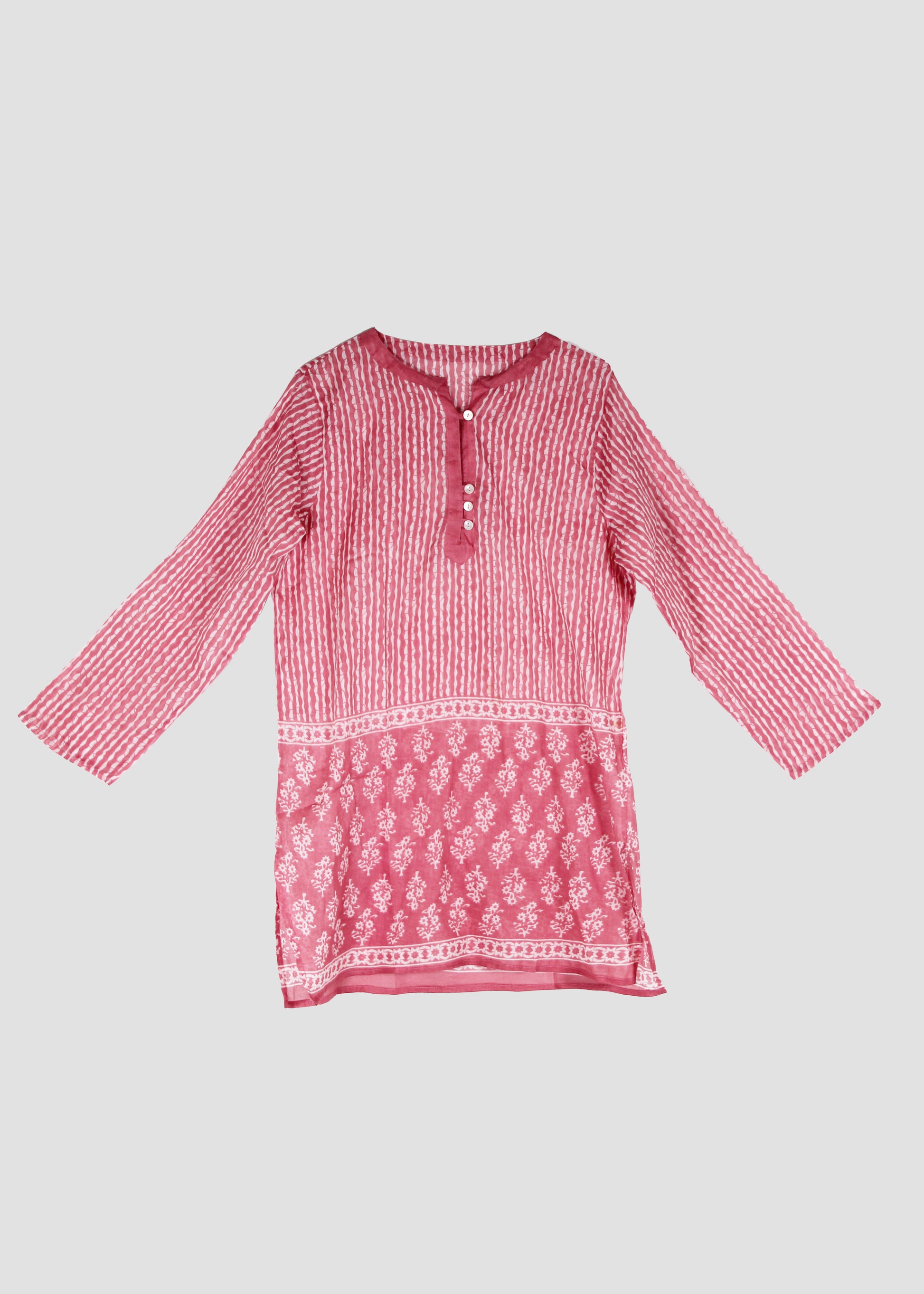 Copricostume donna Margherita Beach Dress bordeaux in 100% voile con fantasia a righe bordeaux e design corto leggero, stile boho chic ideale per il mare, taglia unica.
