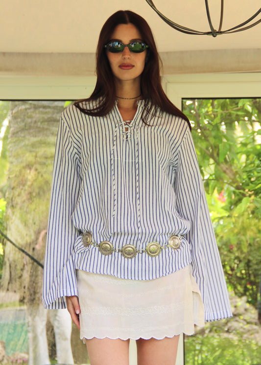 Camicia donna Mediterranea Sailor Shirt blue stripes in 100% cotone con righe blu, laccetti in cotone e vestibilità leggermente oversize, stile boho chic estivo, taglia unica.