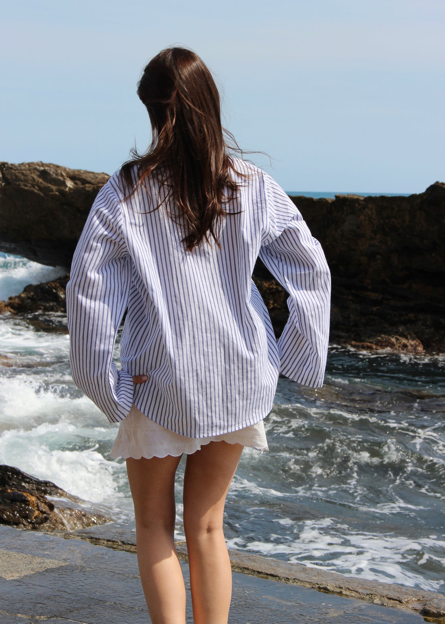 Camicia donna Mediterranea Sailor Shirt blue stripes in 100% cotone con righe blu, laccetti in cotone e vestibilità leggermente oversize, stile boho chic estivo, taglia unica.