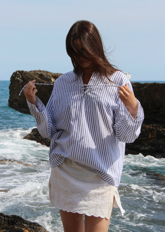 Camicia donna Mediterranea Sailor Shirt blue stripes in 100% cotone con righe blu, laccetti in cotone e vestibilità leggermente oversize, stile boho chic estivo, taglia unica.