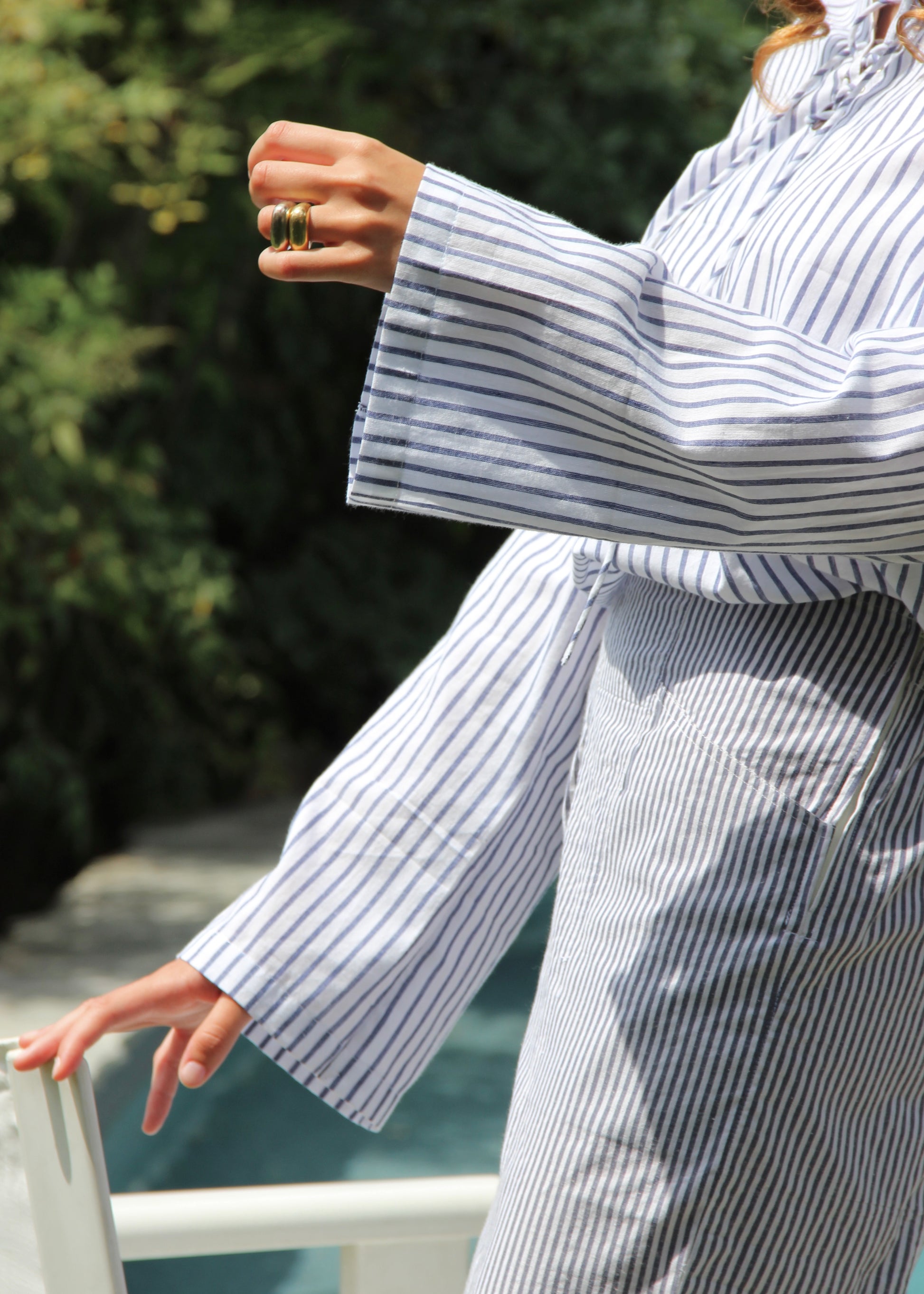 Camicia donna Mediterranea Sailor Shirt blue stripes in 100% cotone con righe blu, laccetti in cotone e vestibilità leggermente oversize, stile boho chic estivo, taglia unica.