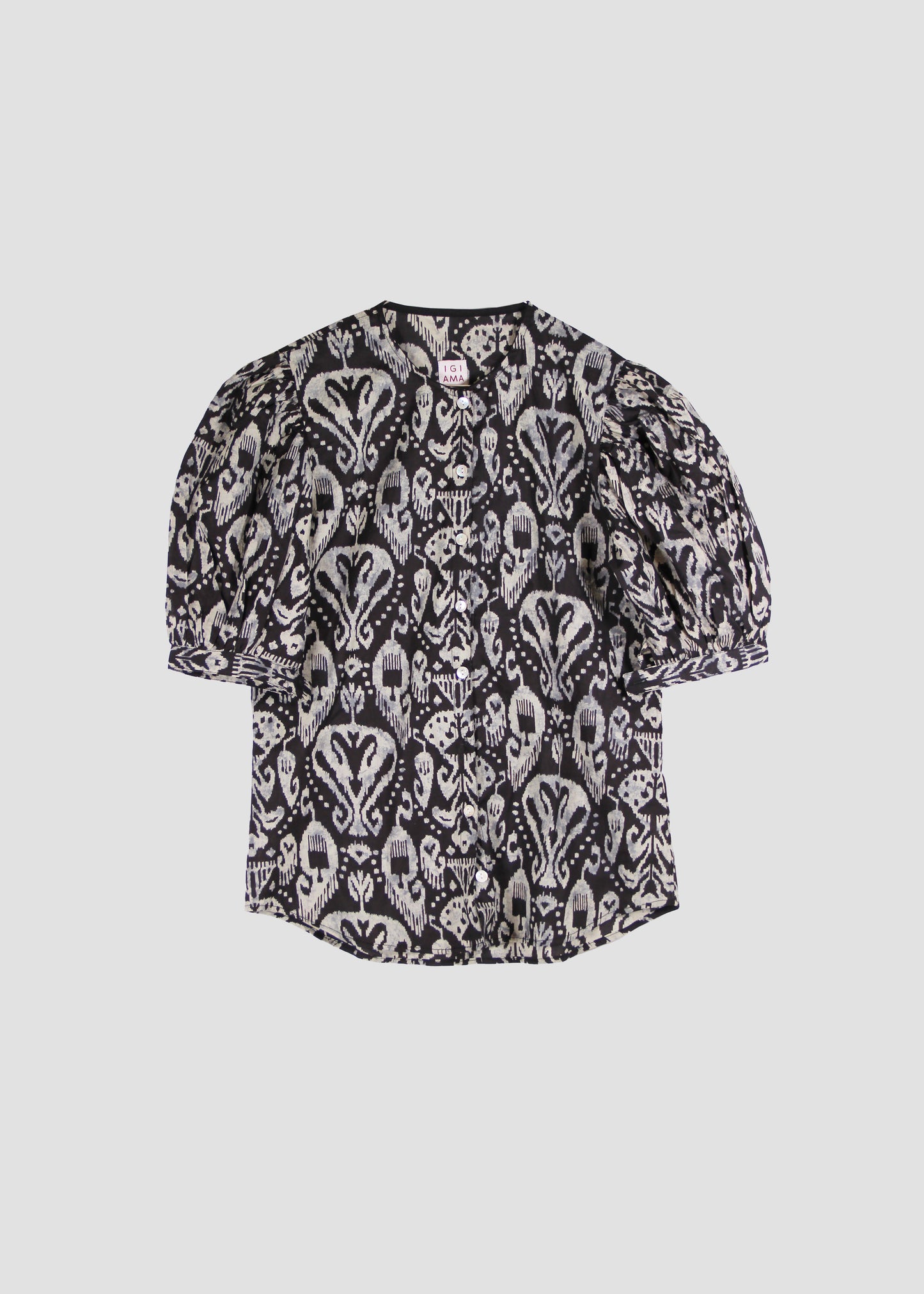 Completo donna Mountain Set black ikat in 100% cotone con camicia nera a maniche corte a sbuffo e gonna coordinata fantasia ikat, stile boho chic.