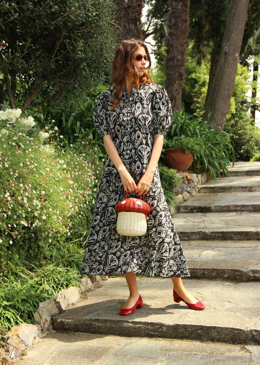 Completo donna Mountain Set black ikat in 100% cotone con camicia nera a maniche corte a sbuffo e gonna coordinata fantasia ikat, stile boho chic.