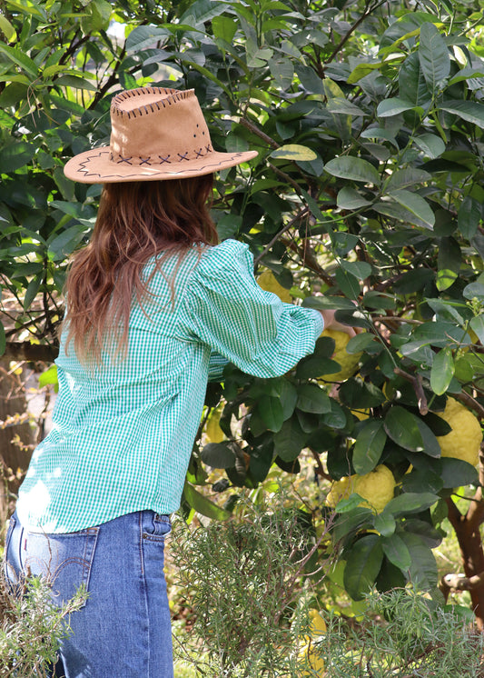 Old School Shirt, camicia verde a quadri in 100% cotone, maniche lunghe a sbuffo, dettagli in pizzo bianco su colletto e bordo maniche, taglia unica, prodotta in India, perfetta per un look vintage e ricercato.
