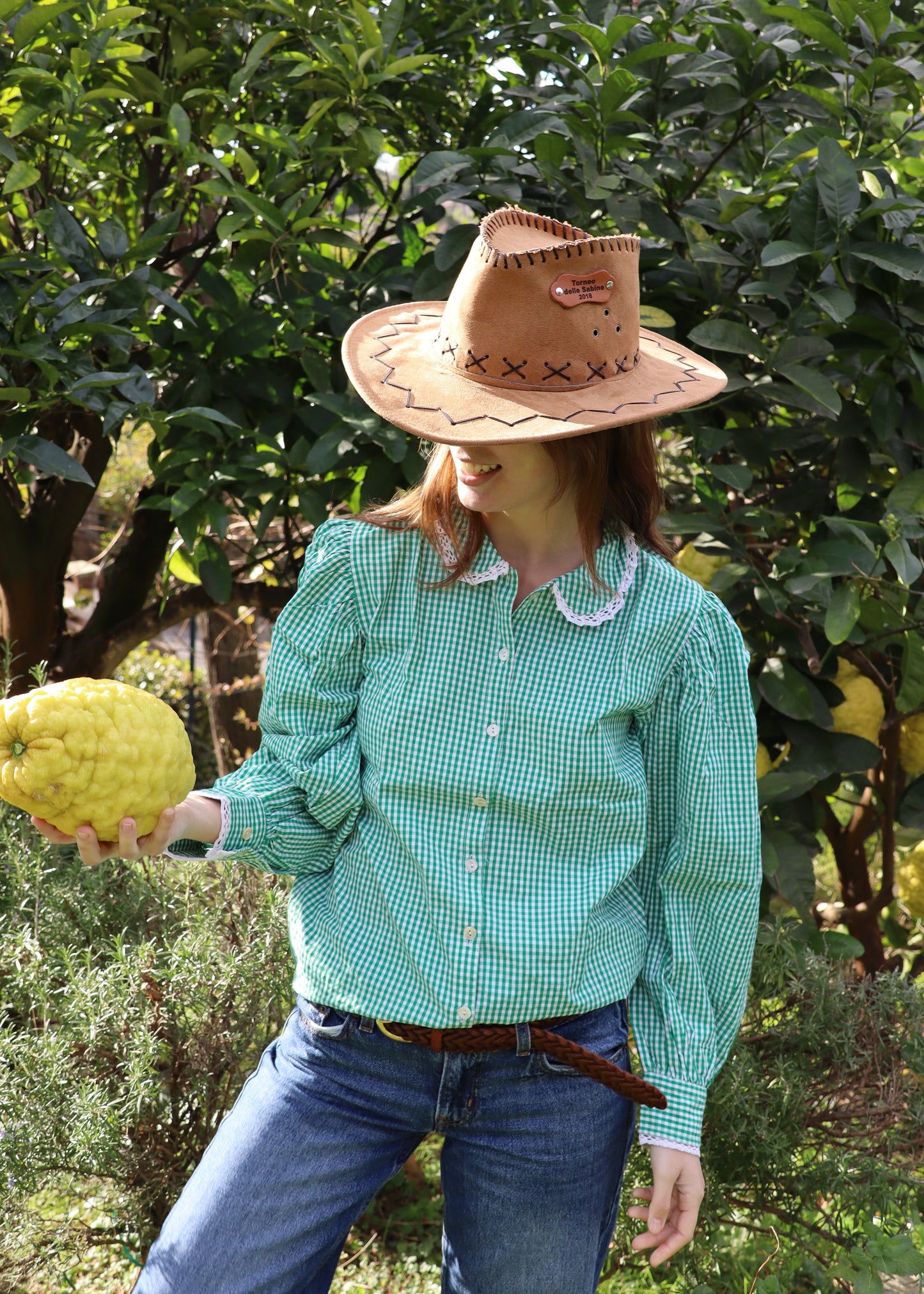 Old School Shirt, camicia verde a quadri in 100% cotone, maniche lunghe a sbuffo, dettagli in pizzo bianco su colletto e bordo maniche, taglia unica, prodotta in India, perfetta per un look vintage e ricercato.