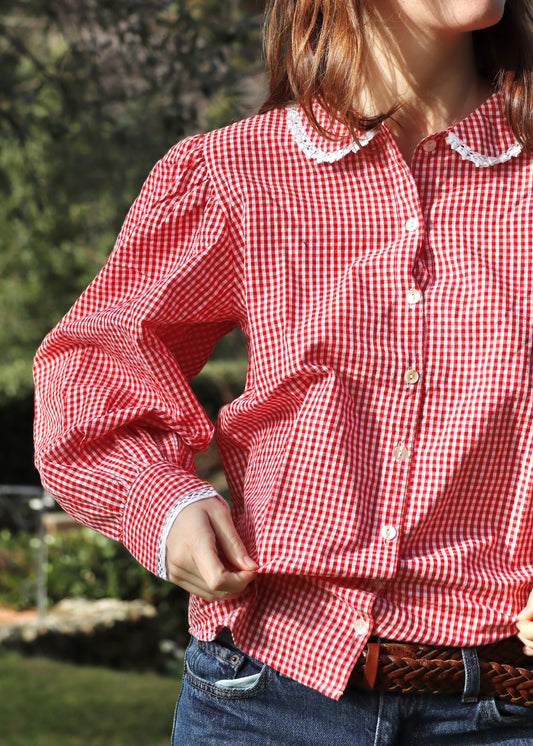 Old School Shirt, camicia rossa a quadri in 100% cotone, maniche lunghe a sbuffo, dettagli in pizzo bianco su colletto e bordo maniche, taglia unica, prodotta in India, perfetta per un look vintage e ricercato.