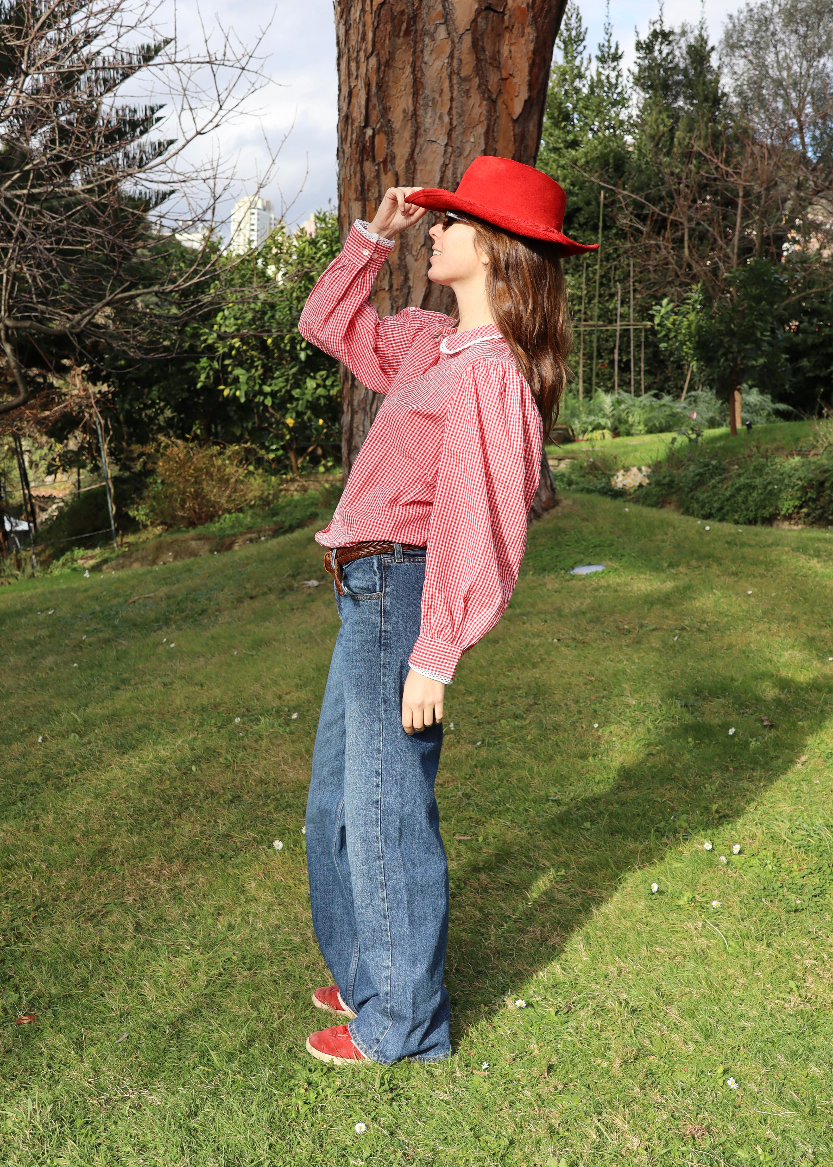 Old School Shirt, camicia rossa a quadri in 100% cotone, maniche lunghe a sbuffo, dettagli in pizzo bianco su colletto e bordo maniche, taglia unica, prodotta in India, perfetta per un look vintage e ricercato.