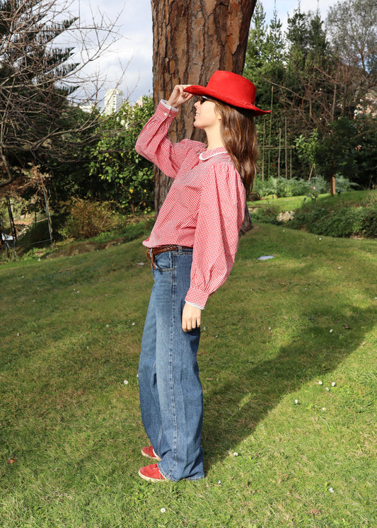 Old School Shirt, camicia rossa a quadri in 100% cotone, maniche lunghe a sbuffo, dettagli in pizzo bianco su colletto e bordo maniche, taglia unica, prodotta in India, perfetta per un look vintage e ricercato.