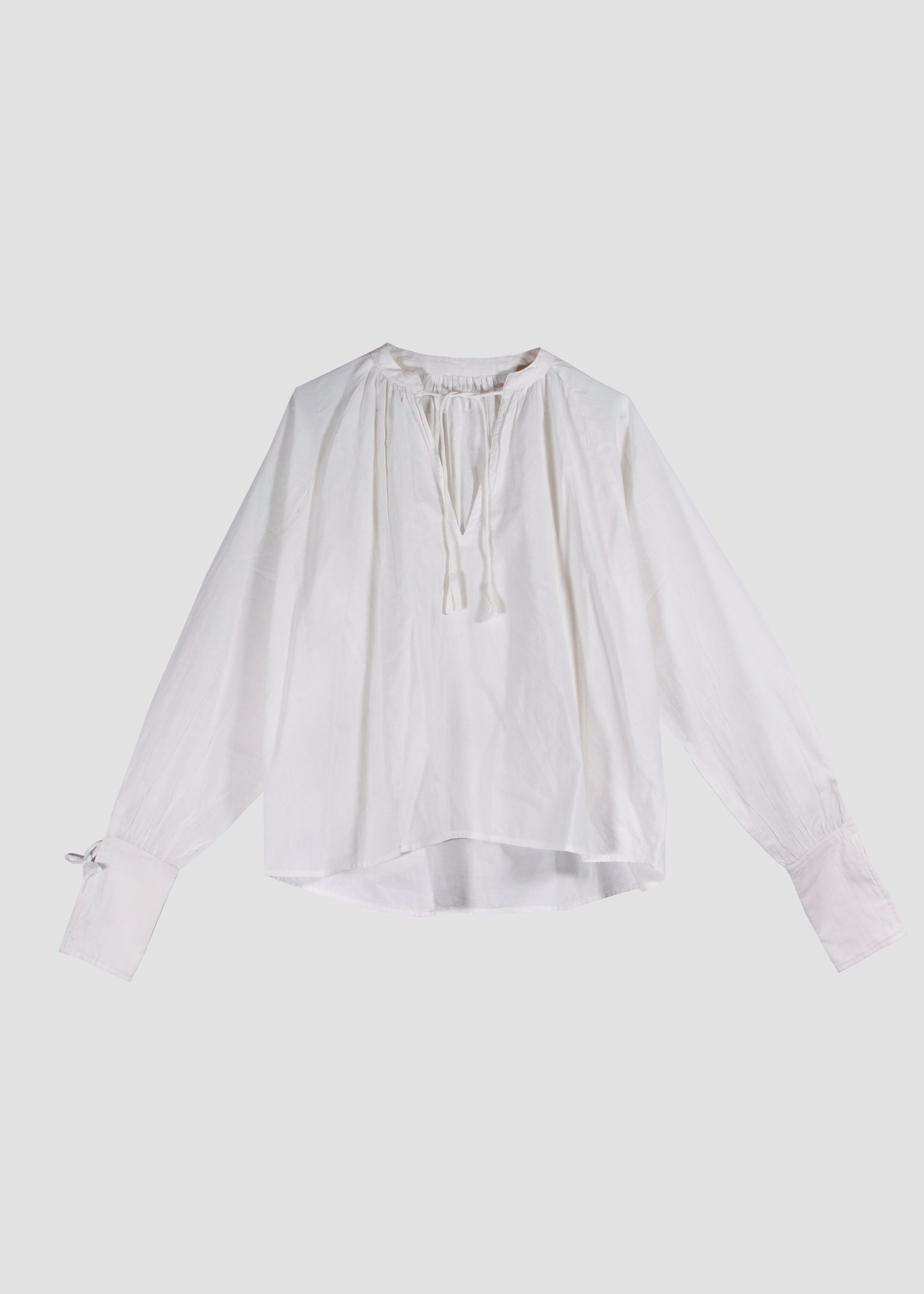 Camicia donna Olivia Shirt white in 100% cotone con maniche lunghe e dettagli con fiocchetti, finale manica allungato da arrotolare o lasciare a vista, stile boho chic elegante, taglia unica.