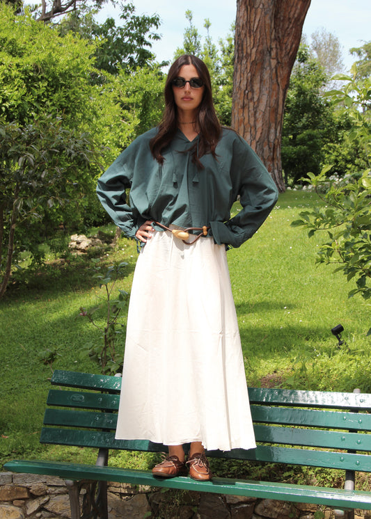 Camicia donna Olivia Shirt petrol blue in 100% cotone con maniche lunghe e dettaglio finale allungato da arrotolare o lasciare a vista, stile boho chic versatile, taglia unica.